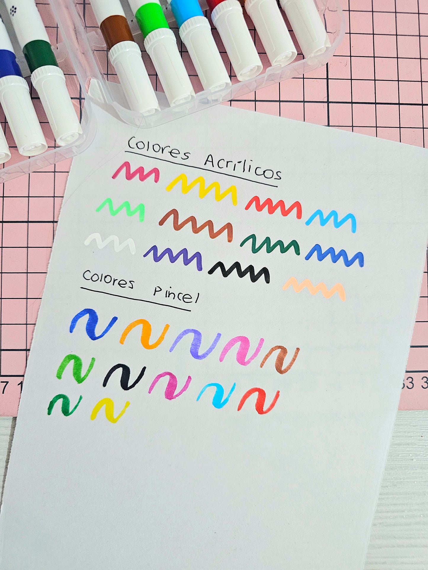 Marcadores acrílicos y pincel